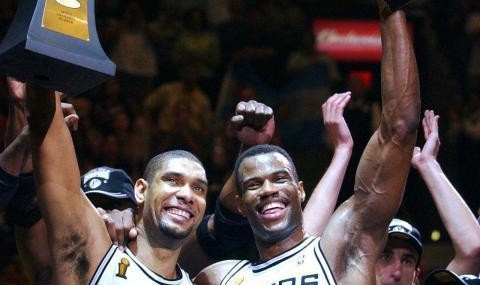  文班亚马当选年度最佳新秀并入选一阵  