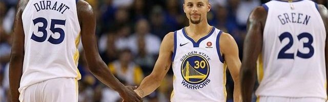  库里单节二十一分勇士横扫马刺稳居西部头名  