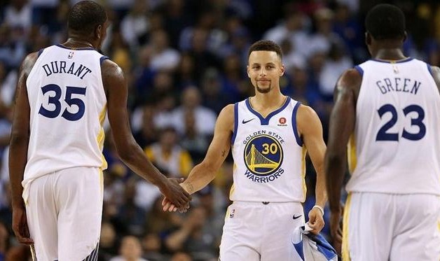  库里单节二十一分勇士横扫马刺稳居西部头名  