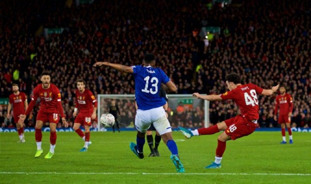  热刺核心伤退陷困境，小将临危救主保留欧战希望  