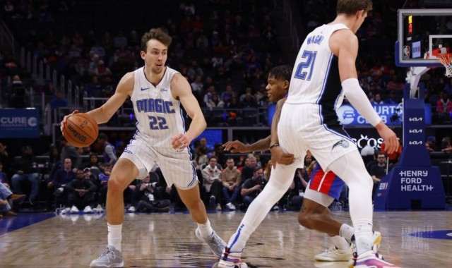  班凯罗两双加致胜球魔术险胜活塞止连败  