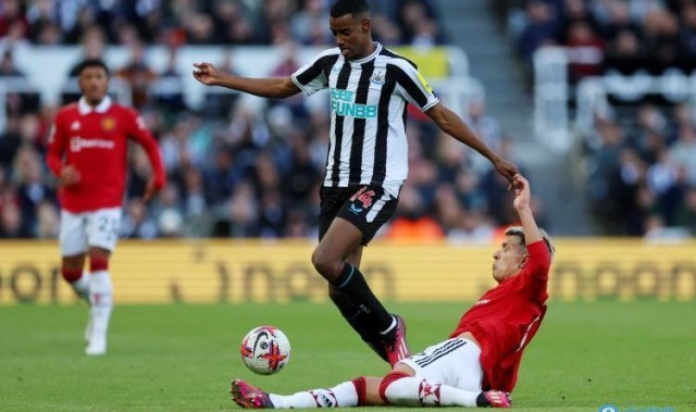  伊萨克梅开二度，纽卡斯尔联客场轻取诺丁汉森林  