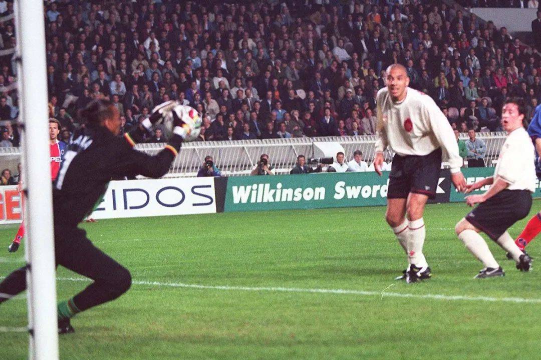  布雷斯特门将超神扑救零封巴黎  