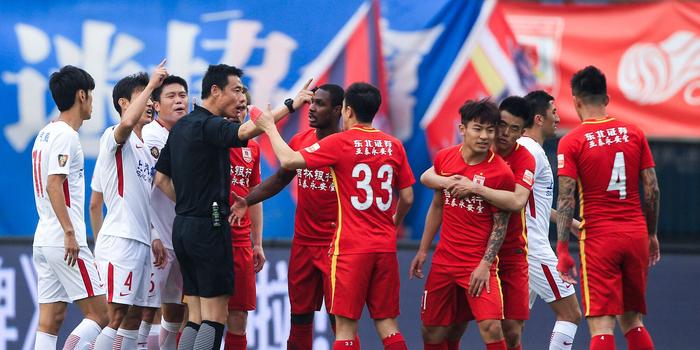  罗马遭遇争议判罚引发争议  