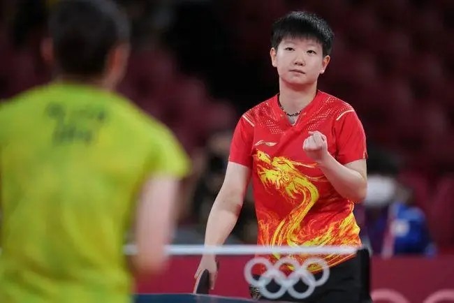  卡尔斯鲁厄主场气势如虹，球迷山呼海啸震撼客队  