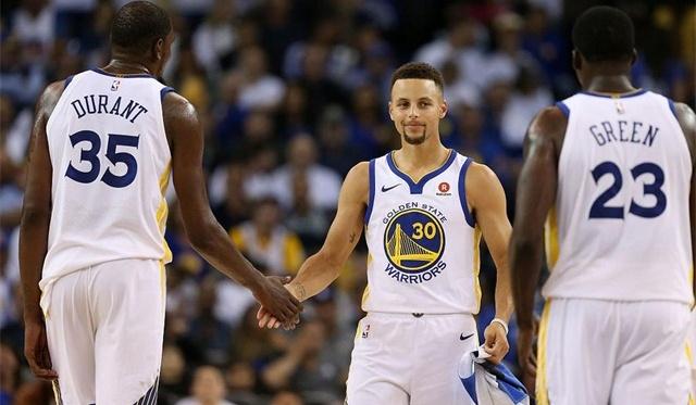  库里单节二十一分勇士横扫马刺稳居西部头名  