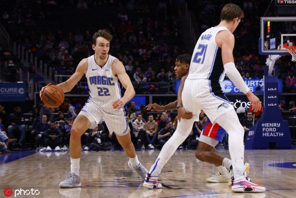  班凯罗两双加致胜球魔术险胜活塞止连败  